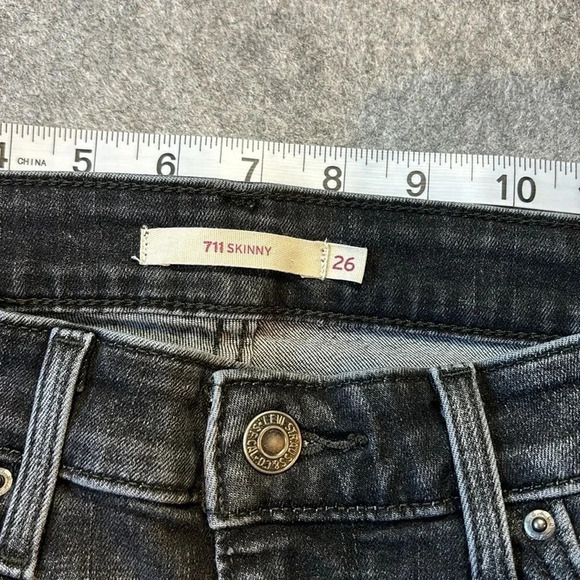 Levi's 711 Skinny  in Washed Black, Size 26. Great Leg Detail! - Picture 10 of 11